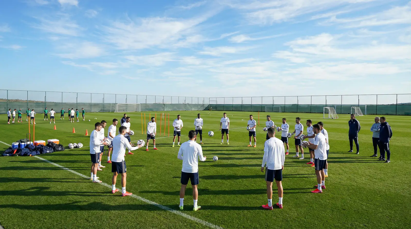 Spieler der deutschen Nationalmannschaft beim Mannschaftstraining auf dem Übungsplatz